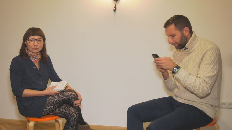 Режисер фільму Революція під прицілом Олена Солодовнікова: У екскомандира Беркуту Добровольського розкішний офіс у центрі міста. Він не ховається і вірить у свою правоту 03