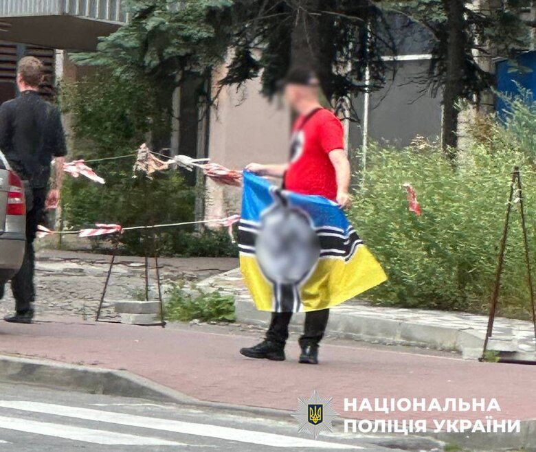 демонстранты с нацистской символикой