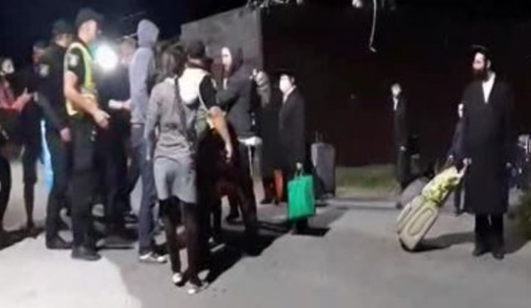 Жителі Умані не пропускали хасидів у район паломництва: "Куди ти йдеш, бл#дь!". ВIДЕО