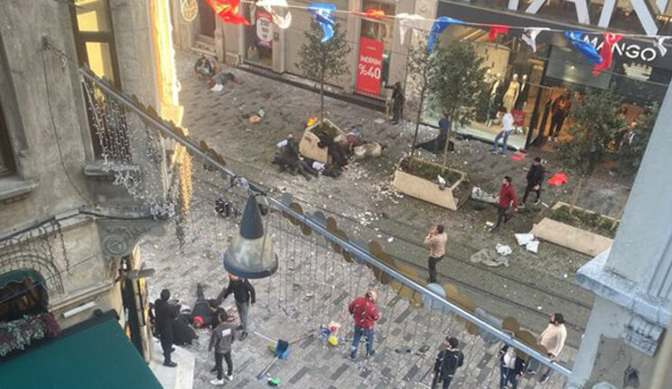 На популярной пешеходной улице Стамбула раздался взрыв, есть погибшие. МИД проверяет, есть ли среди пострадавших украинцы. ВИДЕО+ФОТОрепортаж