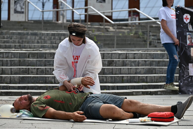 Акція на підтримку полонених військових медиків відбулася на Майдані Незалежності 06