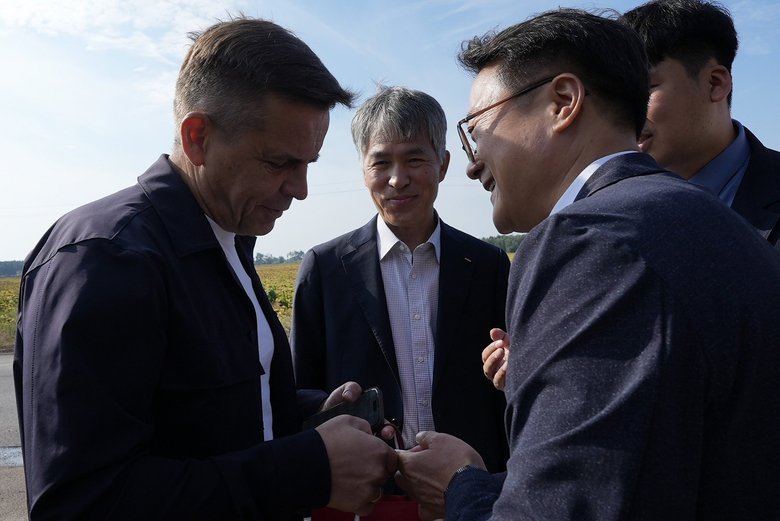 На Київщині проклали тестову ділянку дороги за корейською інноваційною технологією