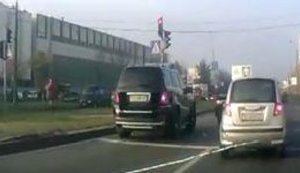 Охрана Януковича гоняет по Киеву: "Быдло с мигалками ездит на красный". ВИДЕО