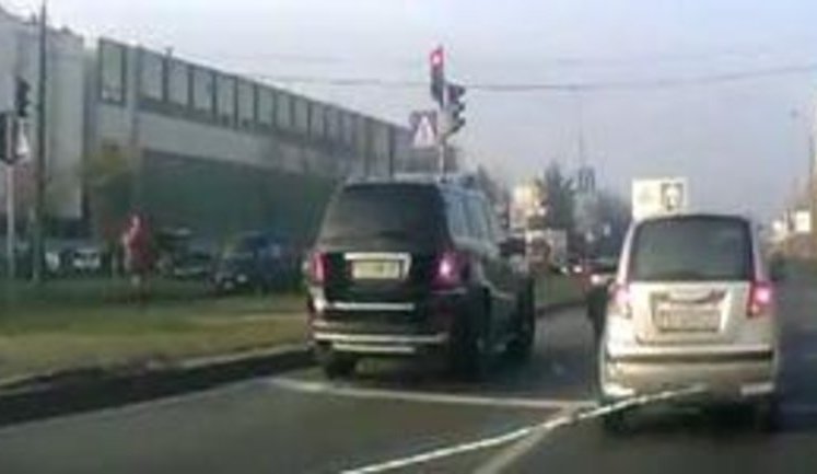 Охрана Януковича гоняет по Киеву: "Быдло с мигалками ездит на красный". ВИДЕО