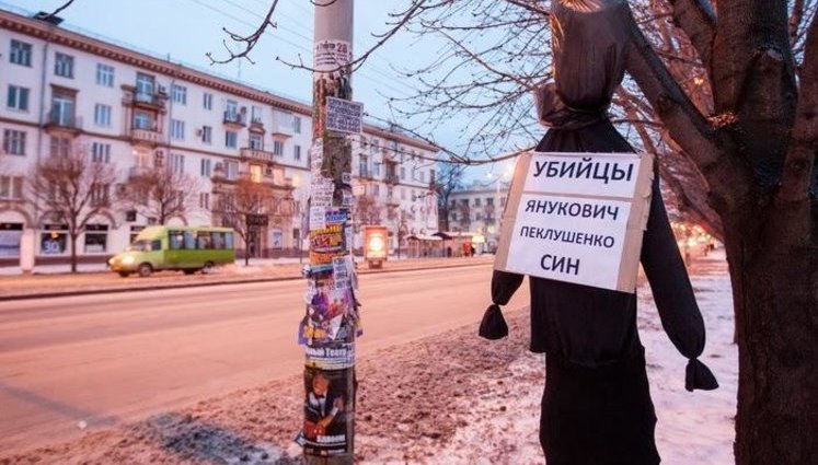 "Убийцы!" - чучела с ругательствами в адрес президента и губернатора повесили на фонарном столбе в Запорожье. ФОТОрепортаж