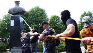 Protesters tear down Zhukov bust in Ukraine. VIDEO&PHOTOS