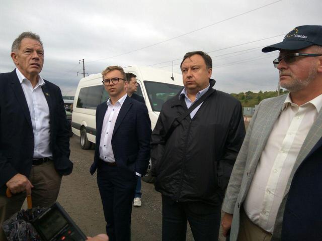 Депутати Європарламенту Розаті і Галер відвідали прифронтову Волноваху 02 Депутати Європарламенту Розаті і Галер відвідали прифронтову Волноваху 02