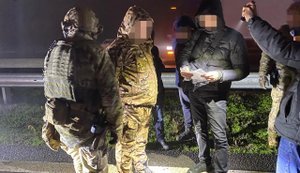 Військовий та його спільник за $2,5 тис. допомагали бійцям піти у СЗЧ на Дніпропетровщині, - ДБР. ФОТОрепортаж