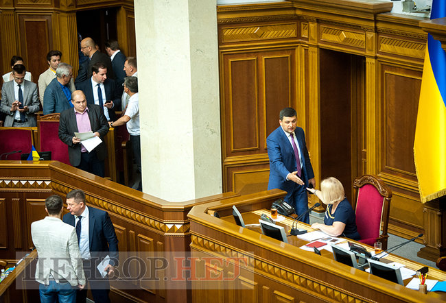 Лозовий, ставши навпочіпки, спантеличив Ляшка, емоційна суперечка Червакової і Карпунцова і порожній сесійний зал, - день роботи ВР 22 червня 14