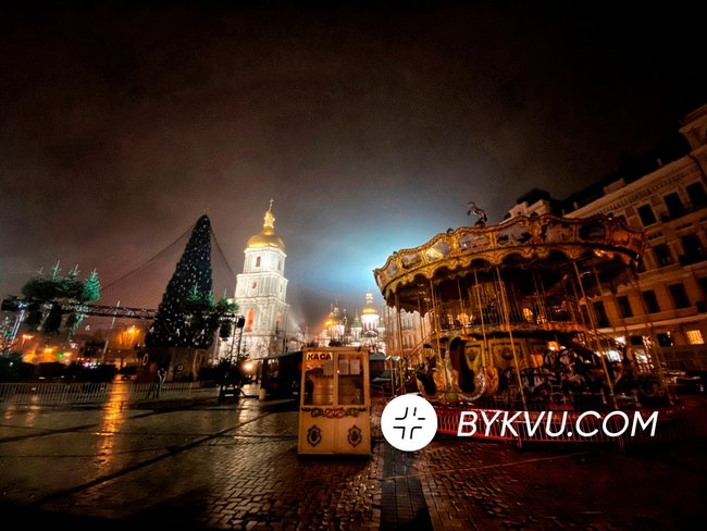 Ялинку на Софійській площі прикрасили зіркою замість капелюха 04
