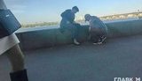 Прохожие застали Савченко и Рубана за сжиганием документов на набережной Киева в 2017-м. ФОТО