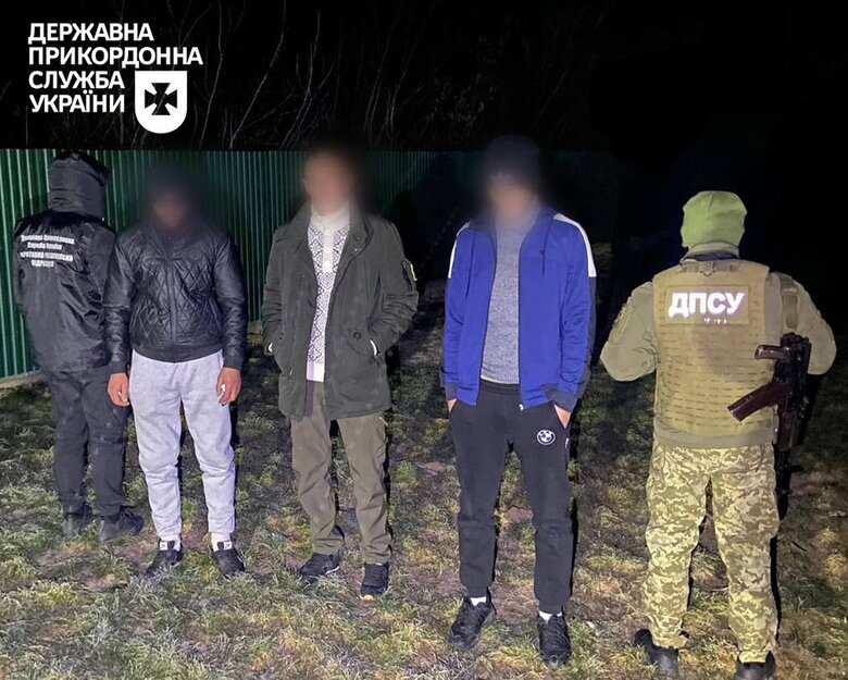 Затримано 17 чоловіків, які намагалися незаконно перетнути кордон з Румунією та Угорщиною, - Держприкордонслужба 03