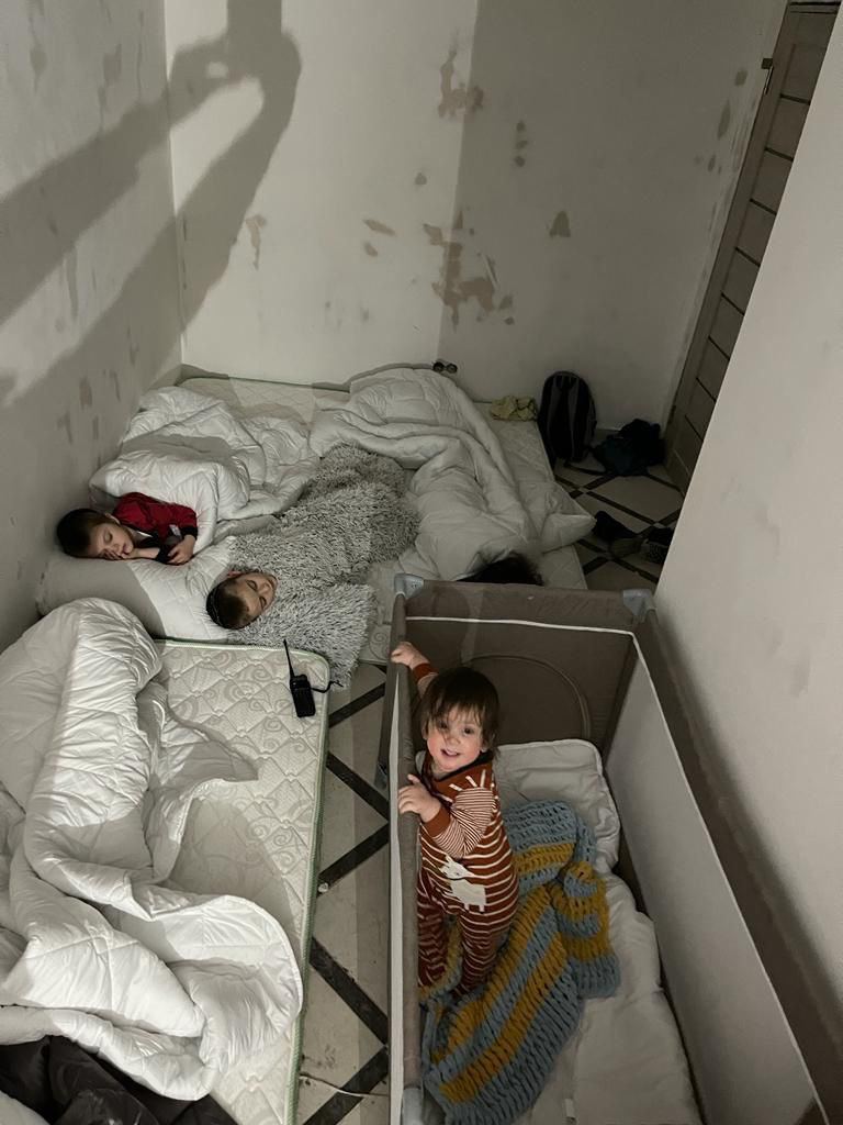 Мої онуки ховались від ракет російських терористів, тепер ховаються від ракет терористів ХАМАС, - головний рабин України Асман 01