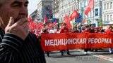 Симоненко оградил себя от трудящихся вооруженной зонтиками охраной. ФОТОрепортаж