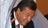Янукович проголосовал весело - его жену попросили уйти и не мешать снимать. ФОТОрепортаж.