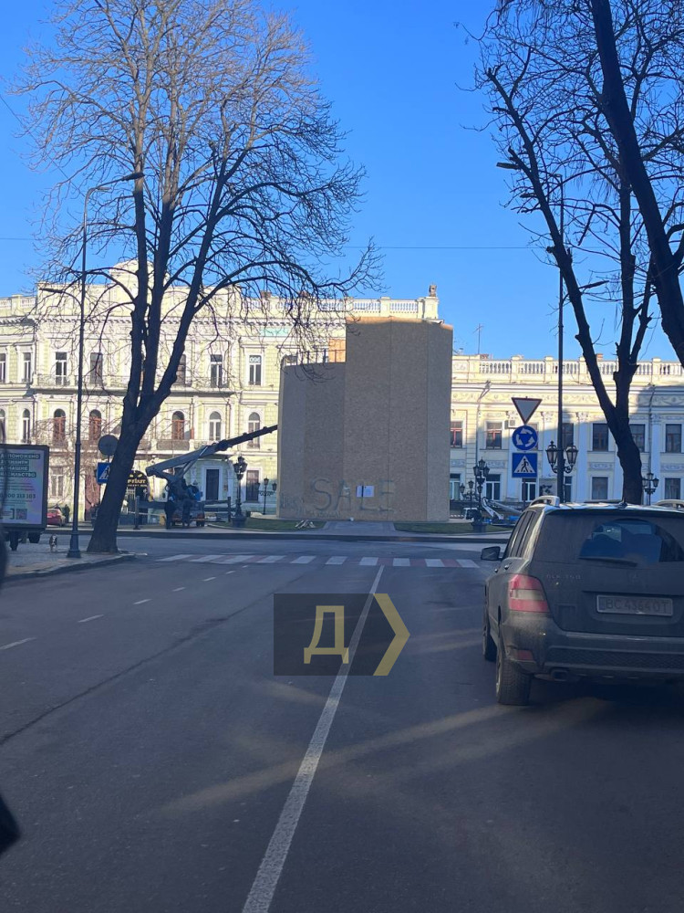 В Одесі проводять демонтаж пам’ятника Катерині ІІ 05