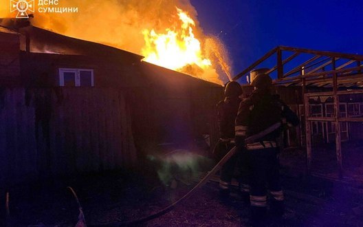 Окупанти масовано атакували Глухів: двоє постраждалих, виникла велика пожежа