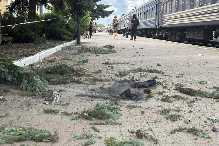 Обстріл Сум: уламки БпЛА впали на вокзал, є поранені