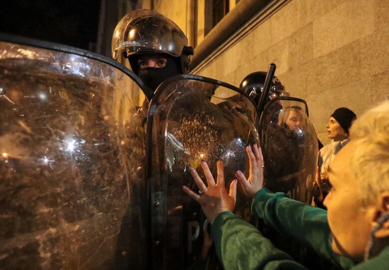 У Грузії спецпризначенці відтіснили мітингарів від парламенту. Опозиція обіцяє протести 03