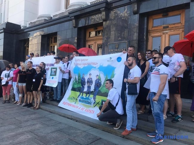 Підтримувати, а не карати: під Офісом Президента мітингували наркозалежні 04