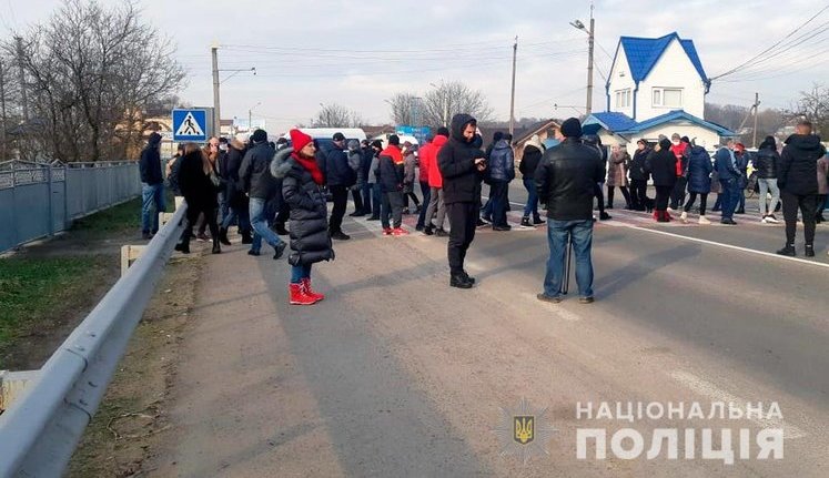 Жители нескольких сел в Черновицкой области перекрыли дороги, протестуя против повышения тарифов, - Нацполиция. ФОТОрепортаж