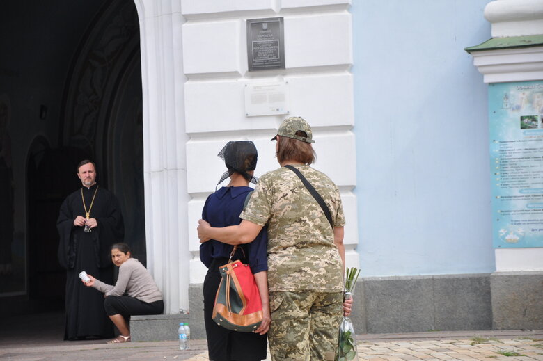 Із загиблим в бою з окупантами воїном Романом Барвінком (Скрипалем) попрощалися в Києві 15