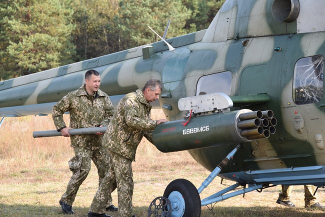 Фахівці проводять випробування комплексів некерованого і керованого ракетного озброєння на вертольотах, - Міноборони 01