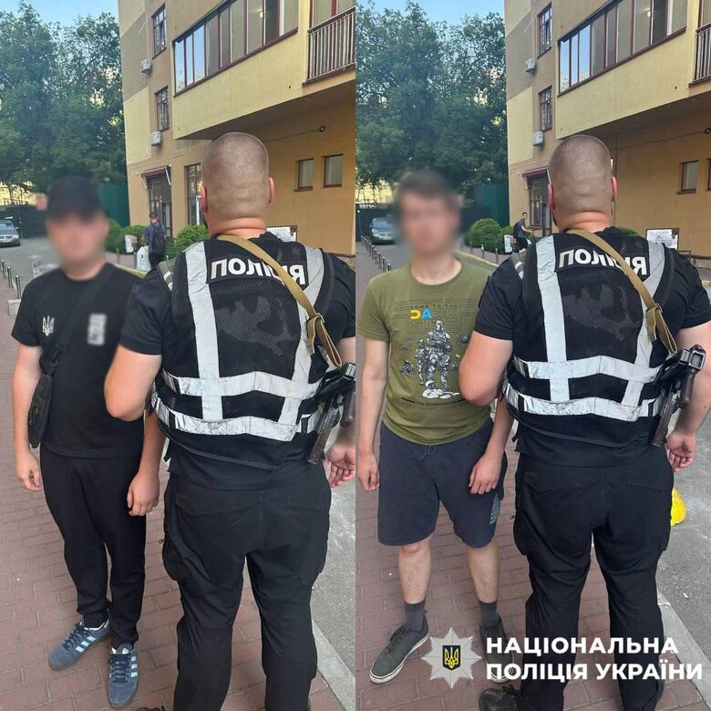 демонстранты с нацистской символикой