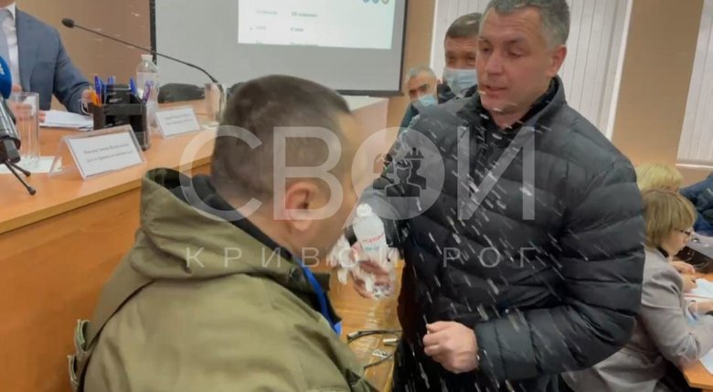 Слуги народу Фастовець та Векленко з групою тітушок намагались зірвати сесію Криворізької райради, - ЗМІ 13