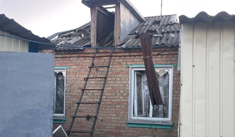 Враг атаковал Днепропетровщину ударными дронами, управляемыми ракетами и артиллерией, на Криворожье - пожар, повреждены дома 05