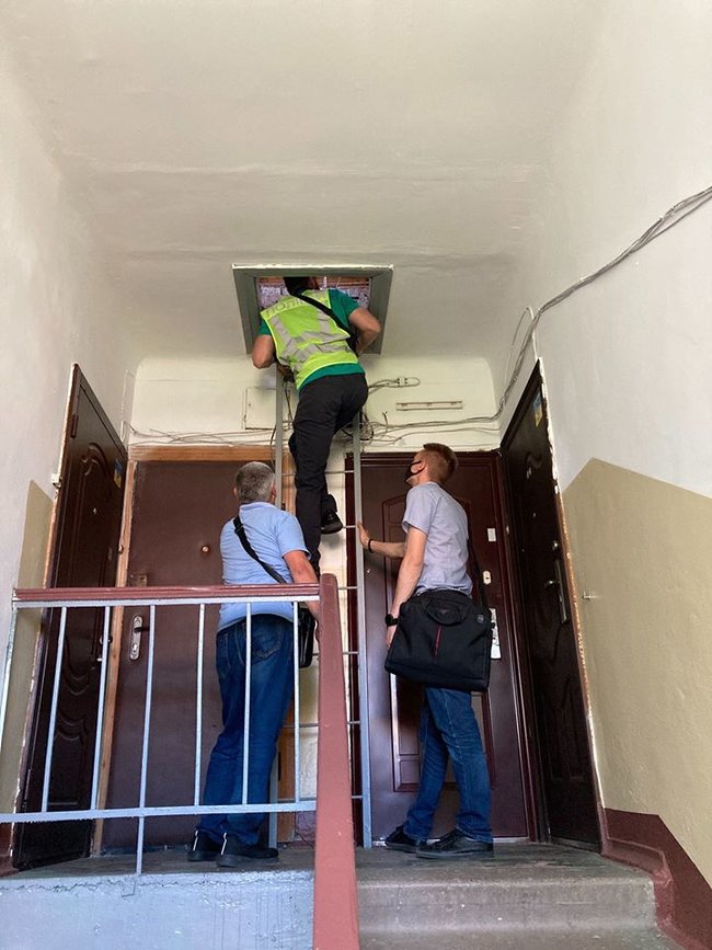 Експерт Нацполіції намагався виявити сліди прослуховування у квартирі Ткача, використовуючи гілочку, спицю від сушарки та викрутку, - Седлецька 01