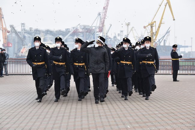 В Одессе 45 курсантов Института ВМС Украины получили офицерские погоны и кортики 20