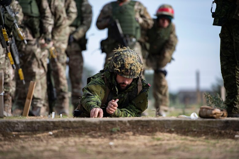 Канадские военные в Британии учат бойцов ВСУ минной безопасности 06