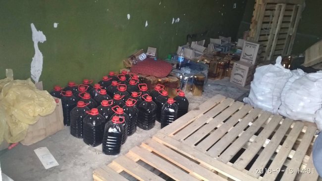 Налоговики ликвидировали на Днепропетровщине подпольный цех, производивший алкоголь под видом известных торговых марок 07