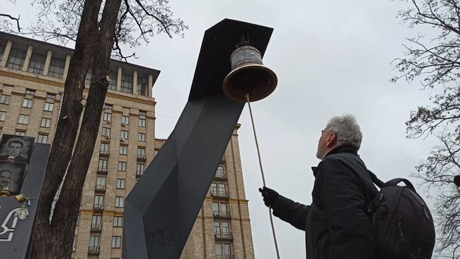 На аллее Героев Небесной Сотни установили Колокол Достоинства 09