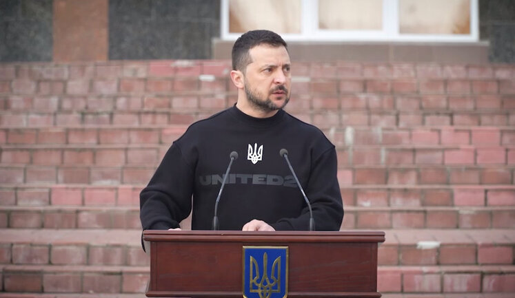 Зеленский посетил Ахтырку и вручил отличие города-героя. ВИДЕО