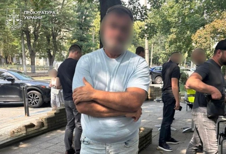 пропонував працевлаштування за хабар