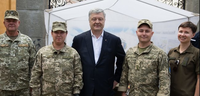 Є речі, які мені не подобаються. Скасували парад, хочуть скоротити армію. Це реванш, - Порошенко 01