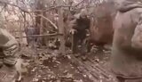 російський контрактник із патерицею та автоматом у рукаї спецназ ХМАО