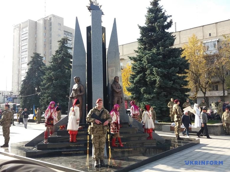 У Житомирі відкрили памятник Захисникам України у війні з російським агресором 03