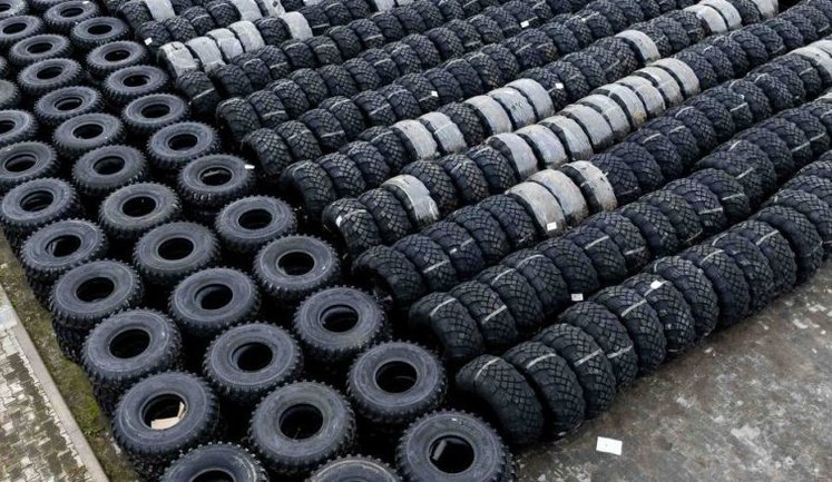 Фронтові бригади отримали дев’ять сотень зимових шин для важкої техніки. ФОТО