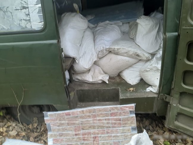 Контрабандисти будували міст через болото, щоб возити товари з РФ 01