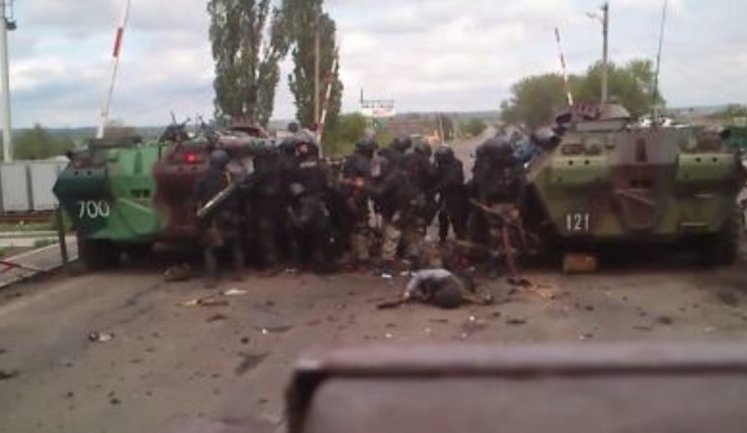5 травня 2014 року українські воїни провели перший великий бій із терористами Гіркіна: "Низом паркану пройдися! Вони там лежать!.. На дві години "зеленочка" - туди пусти маленькі!" ВIДЕО