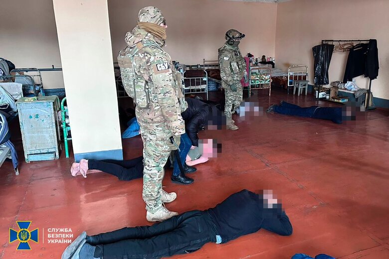 Троє в’язнів Рівненської колонії виманювали гроші у родичів зниклих безвісти українських воїнів, - СБУ 01