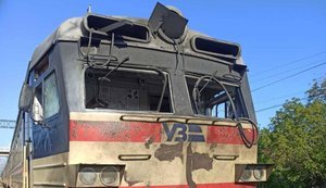 "Шахеды" атаковали пассажирский поезд, следовавший в Херсон: есть раненая, повреждены два тепловоза