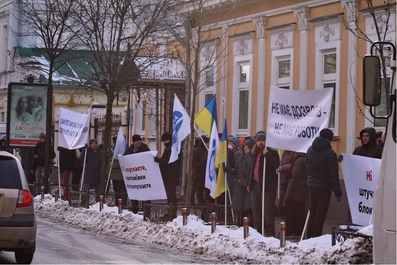 Українські перевізники вийшли на пікет до посольства Польщі: Вимагають повернути квоти у 200 тисяч дозволів на транзит 02