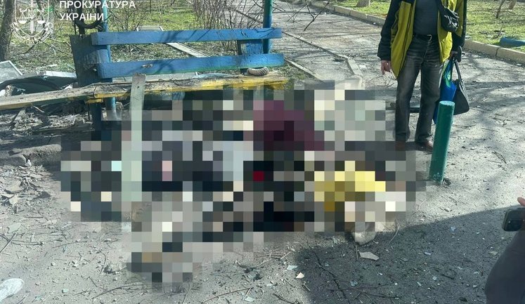 Ворог ударив по Херсону: троє загиблих, є поранені. ФОТО