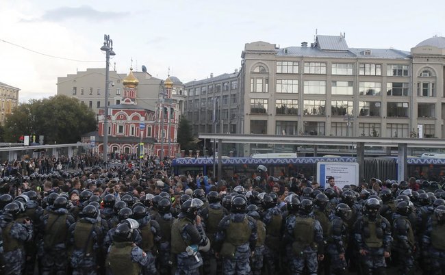 На акції в Москві затримали понад десять неповнолітніх 12
