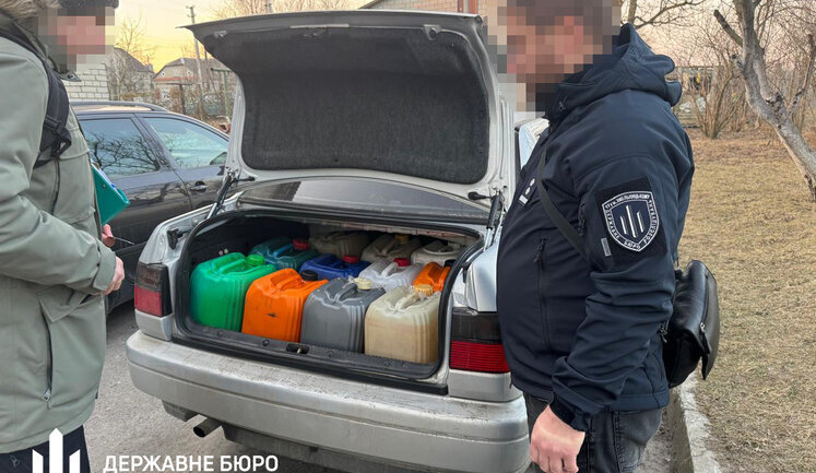ДБР викрило масштабне розкрадання дизпалива у військовій частині на Рівненщині