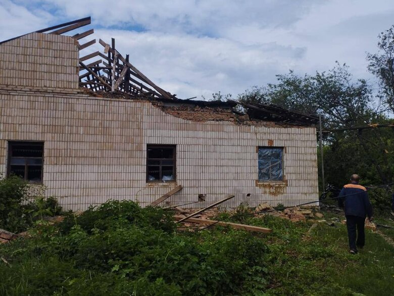 Наслідки ворожих обстрілів Сумщини: окупанти завдали два авіаудари, є поранені  06